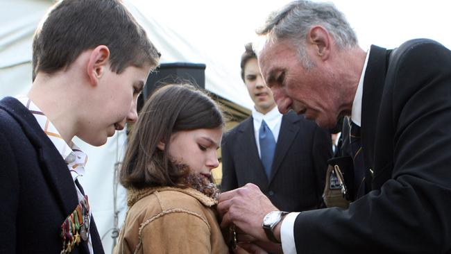 Marking the centenary of the birth of Sir Edward “Weary” Dunlop on 2007, his son, Dr Alexander Dunlop, pins a medal on a young Diana while her brother Edward looks on.