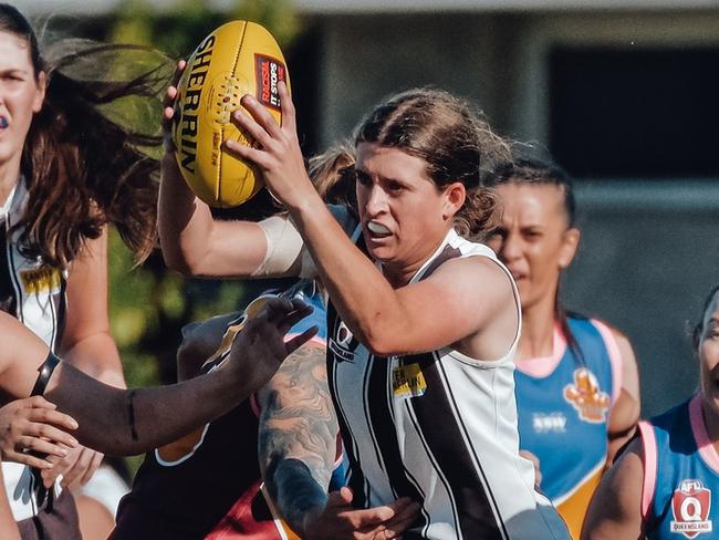 Ryleigh Wotherspoon in action for the Sherwood Magpies in QFAW Division 1. Picture: BrookeSleepMedia.