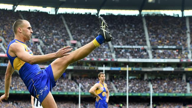 Dom Sheed splits the middle with minutes left in the 2018 Grand Final.