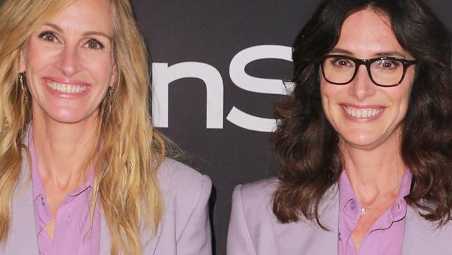 LOS ANGELES, CA - OCTOBER 22: Julia Roberts (L) and Elizabeth Stewart attend the 2018 InStyle Awards at The Getty Center on October 22, 2018 in Los Angeles, California.   Rich Fury/Getty Images/AFP == FOR NEWSPAPERS, INTERNET, TELCOS & TELEVISION USE ONLY ==