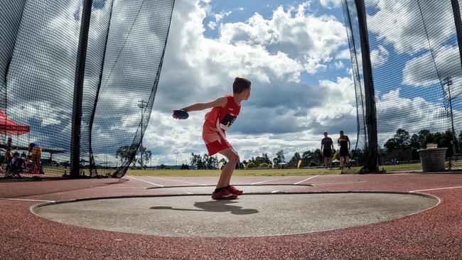 Action from the discus net at the meet at Campbelltown. Pic: Steven Markham