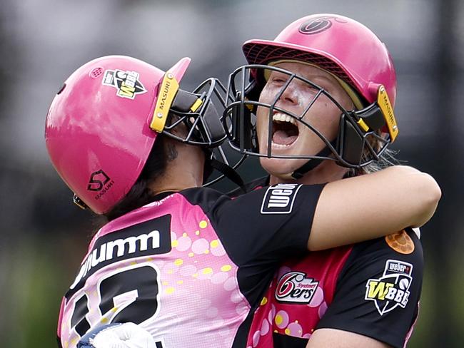 MELBOURNE, AUSTRALIA - NOVEMBER 13: Alyssa Healy of the Sixers celebrates her winning run with teammate during the Women's Big Bash League match between the Sydney Sixers and the Perth Scorchers at CitiPower Centre, on November 13, 2022, in Melbourne, Australia. (Photo by Jonathan DiMaggio/Getty Images)