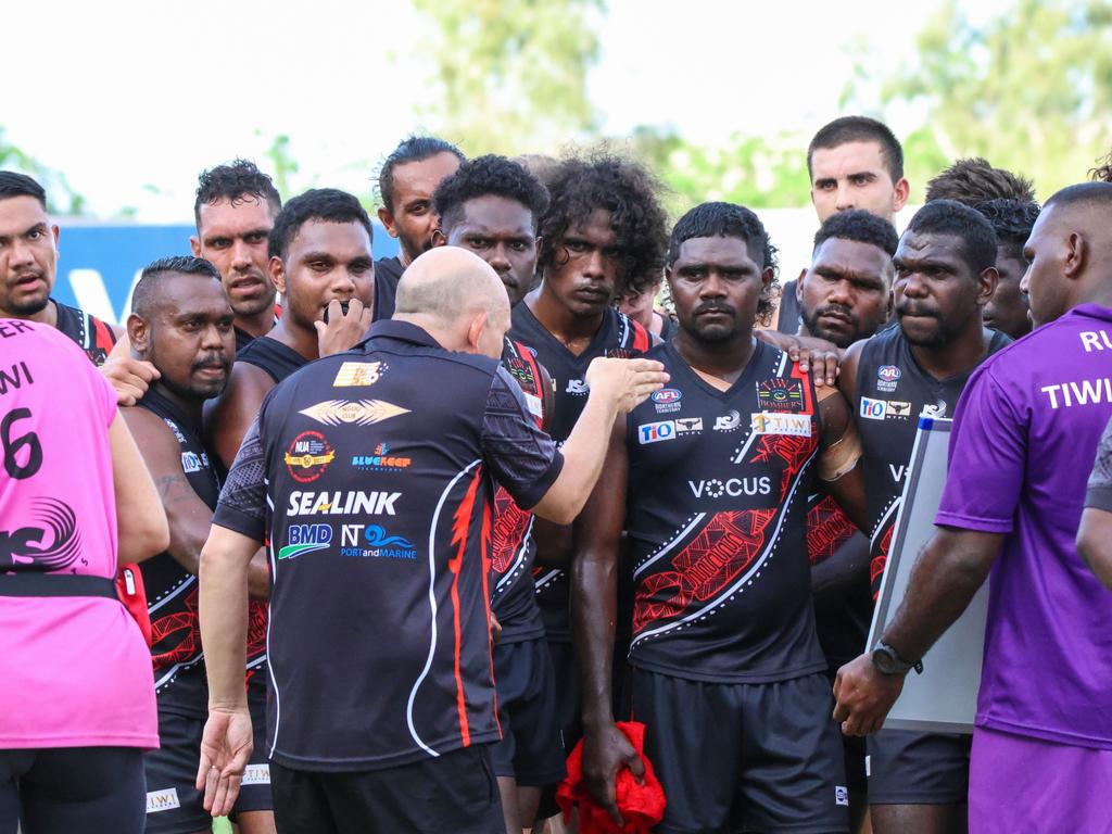 Brenton Toy instructs his Tiwi Bombers against Darwin Buffaloes. Picture: Celina Whan/AFLNT Media.