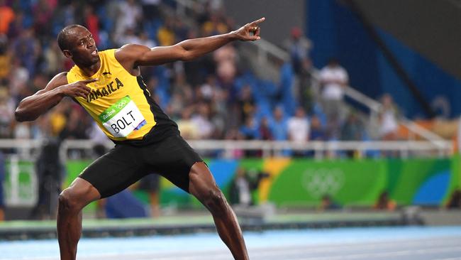 Jamaica's Usain Bolt does his "Lightening Bolt"pose after he won the Men's 200m Final during the athletics event at the Rio 2016 Olympic Games. (Photo by OLIVIER MORIN / AFP)