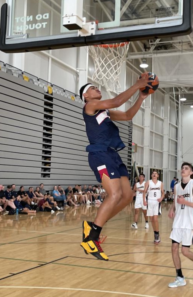 Roman Siulepa dunks at the Australian Basketball Schools Championships.