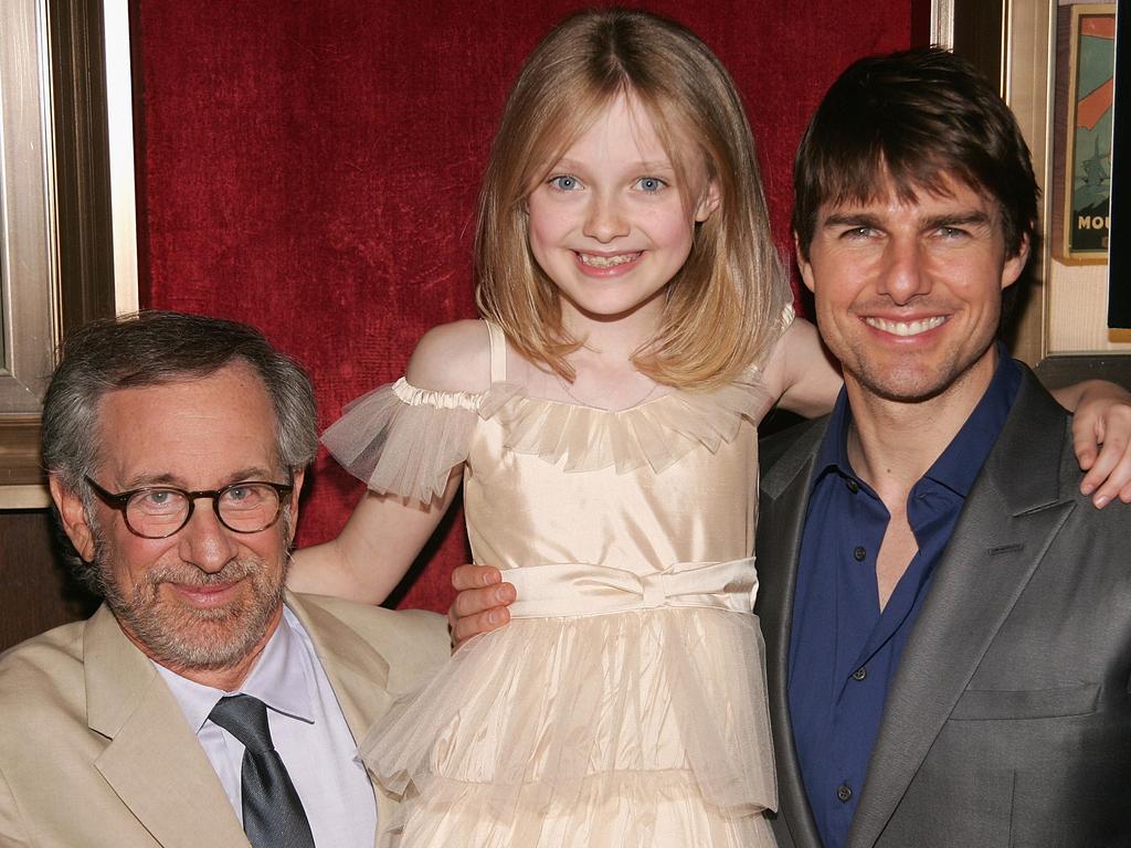 Fanning flanked by director Steven Spielberg and Cruise at the film’s premiere in 2005.