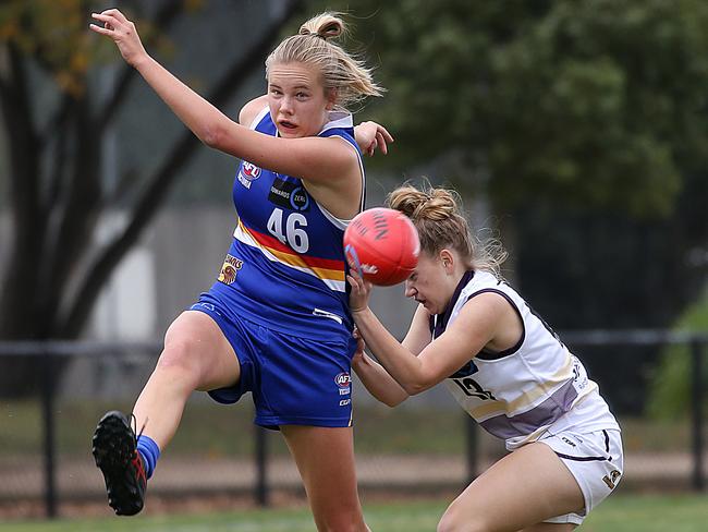 Sarah Kendall gets a kick for Eastern Ranges. Picture : Ian Currie