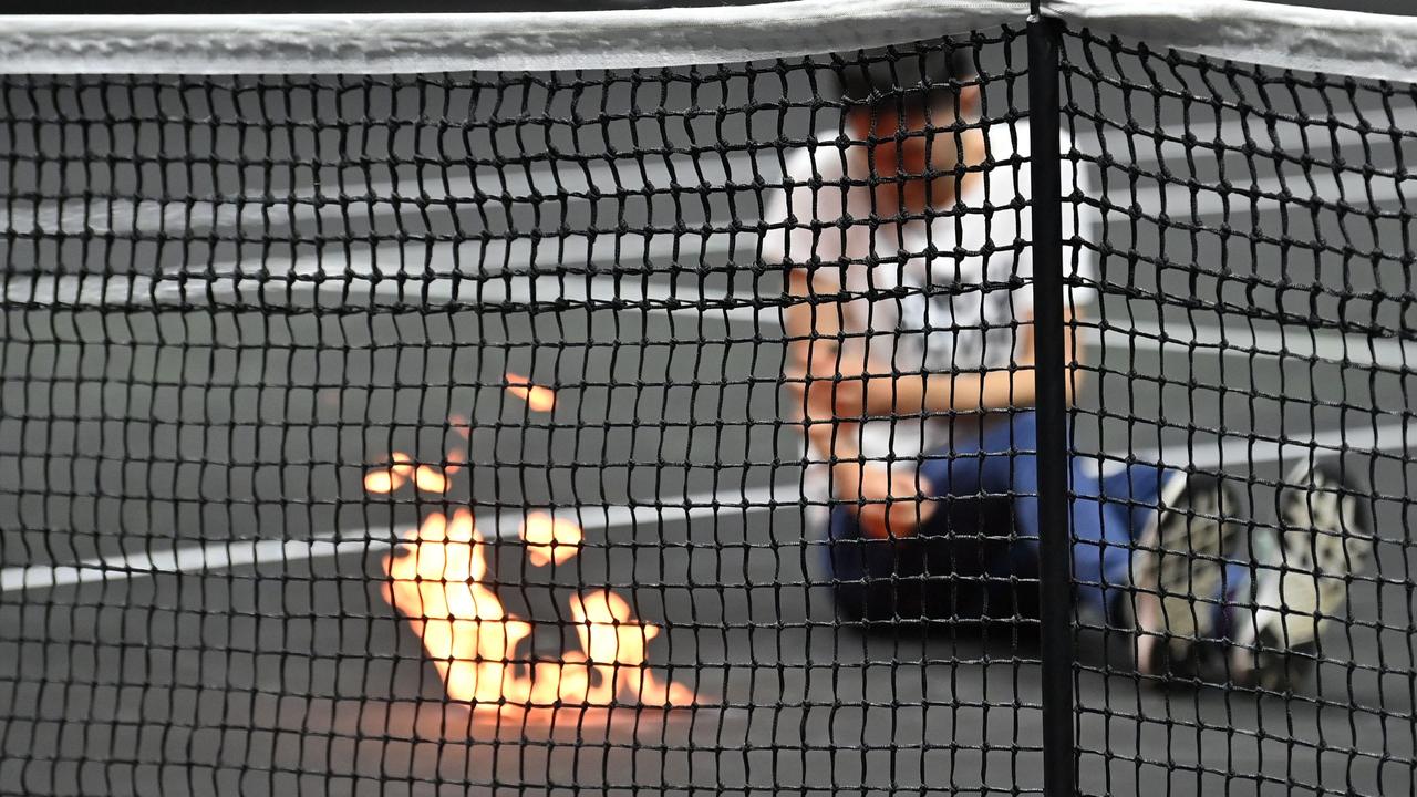 Pengunjuk rasa membakar dirinya di perpisahan turnamen tenis Roger Federer