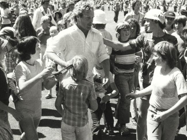 01/1979. Fast bowler Rodney Hogg is surrounded by fans as he leaves the field. Australia v England. 1978 Boxing Day Test. MCG. Cricket. (Neg MA03437)