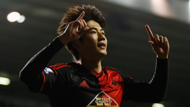 Ki Sung-Yueng of Swansea City celebrates as he scores their first and equalising goal.