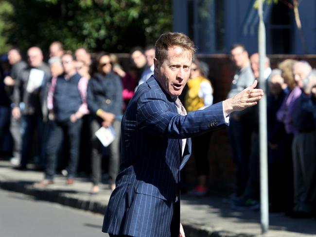 Auctioneer Phillip Kingston auctions a house at 1 George St in Caulfield North, Melbourne for Gary peer.