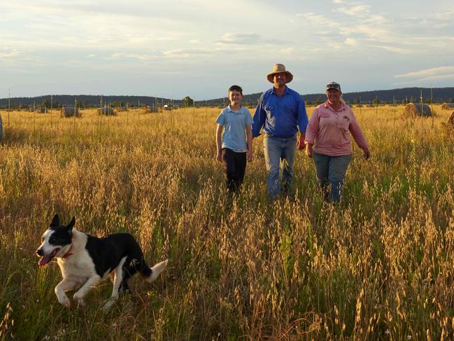 26/11/2021: National portrait prize winner Joel Pratley returns to Forbes to record the stark difference weather has brought to Forbes farmer David Kalisch's property. Also pictured with wife Emma, son Jackson and Juno the working dog. PIC: Joel Pratley