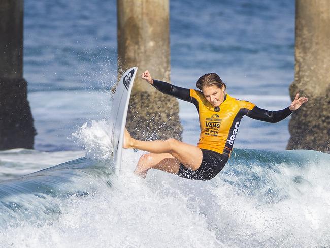 Stephanie Gilmore on her way to the quarter-finals.