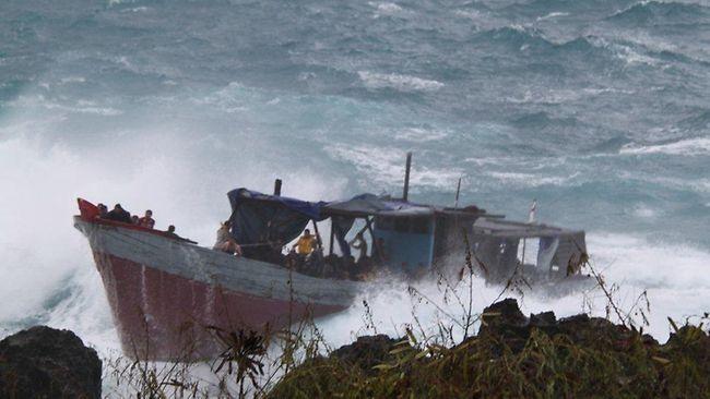 A photograph taken by local witnesses of the asylum-seeker boat being dashed on cliffs at Christmas Island.