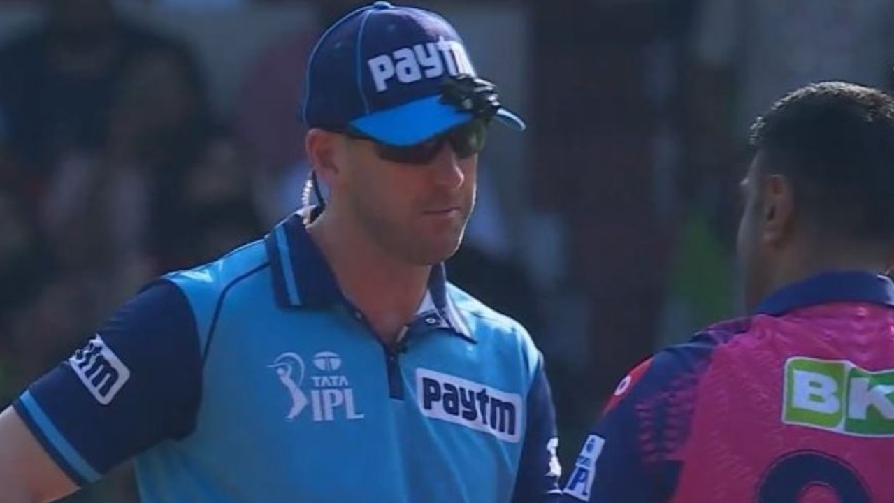 Ravichandran Ashwin berbicara dengan Michael Gough.