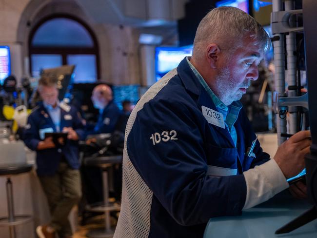 NEW YORK, NEW YORK - FEBRUARY 20: Traders work on the New York Stock Exchange (NYSE) floor on February 20, 2025 in New York City. The Dow fell over 400 points as investors remain concerned about tariffs and uncertainties with continued inflation.   Spencer Platt/Getty Images/AFP (Photo by SPENCER PLATT / GETTY IMAGES NORTH AMERICA / Getty Images via AFP)