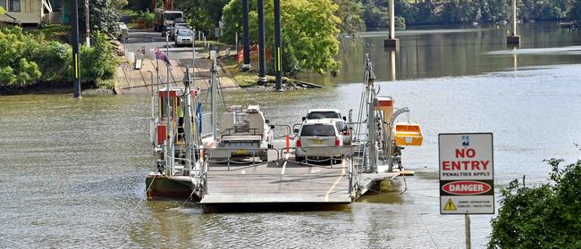 Lower Portland Ferry operating at Lower Portland on Tuesday, April 16. Local residents would be impacted by the closure of the Lower Portland Ferry. AAP IMAGE / Troy Snook)