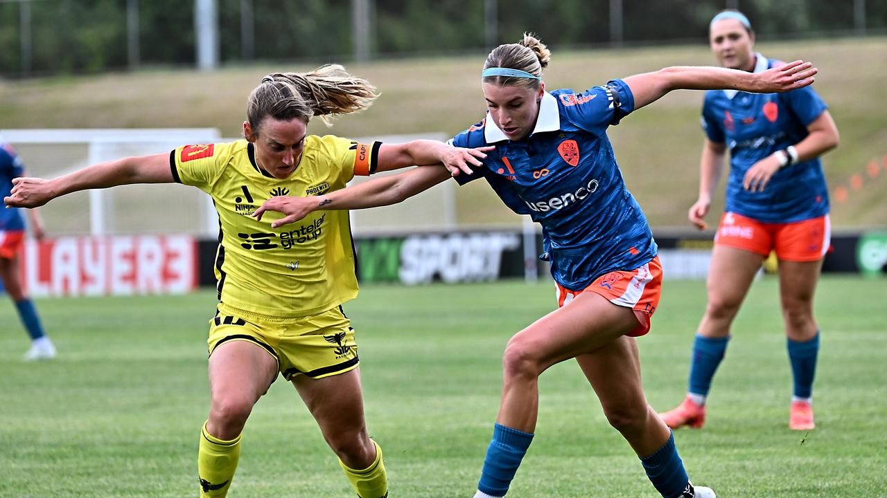 Chelsea Anna Blissett of the Roar and Annalie Longo of the Phoenix compete for the ball during the round five A-League Women's match between Wellington Phoenix and Brisbane Roar at Porirua Park. Picture: Masanori Udagawa/Getty Images