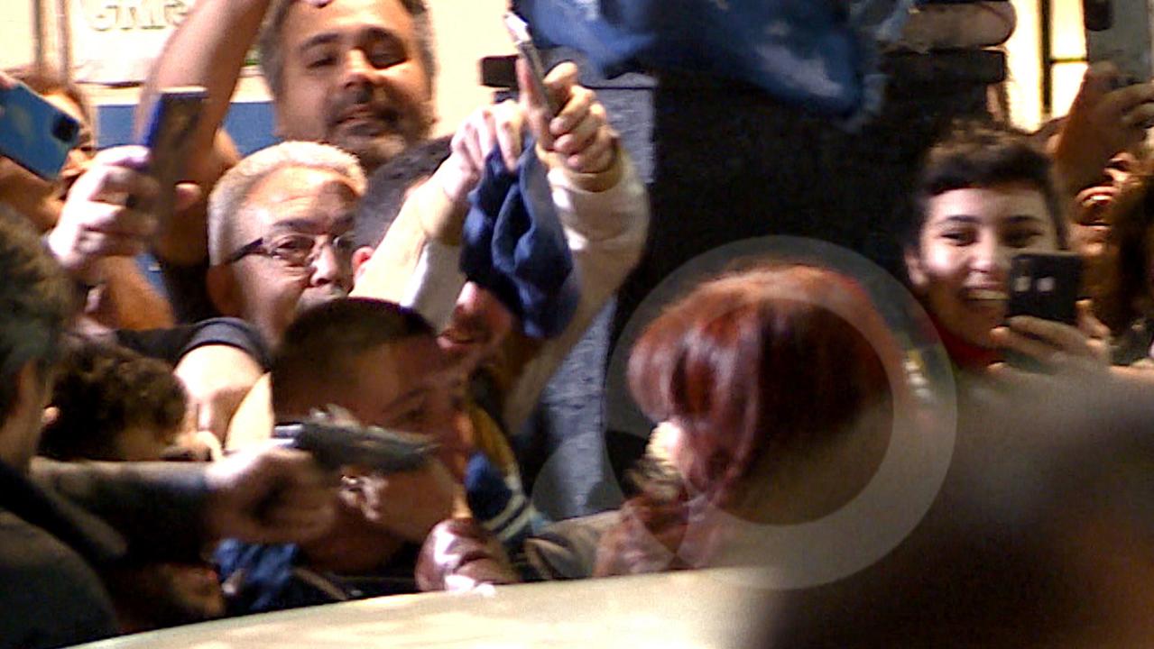 A man pointing a gun at Argentine Vice President Cristina Fernandez de Kirchner. Picture: AFP