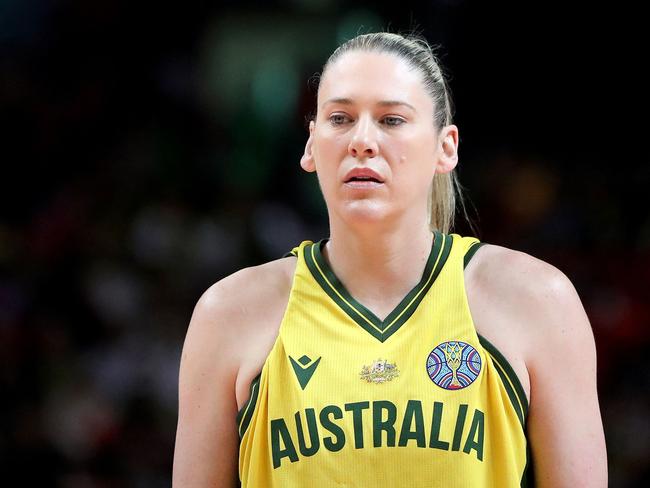 Australia's Lauren Jackson prepare for a free throw during the Women's Basketball World Cup semi-final game between Australia and China in Sydney on September 30, 2022. (Photo by JEREMY NG / AFP) / -- IMAGE RESTRICTED TO EDITORIAL USE - STRICTLY NO COMMERCIAL USE --