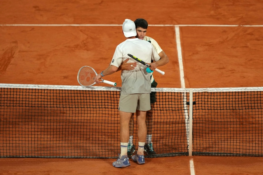 Swiatek and Sabalenka set up French Open semi-final clash as Musetti reaches last four