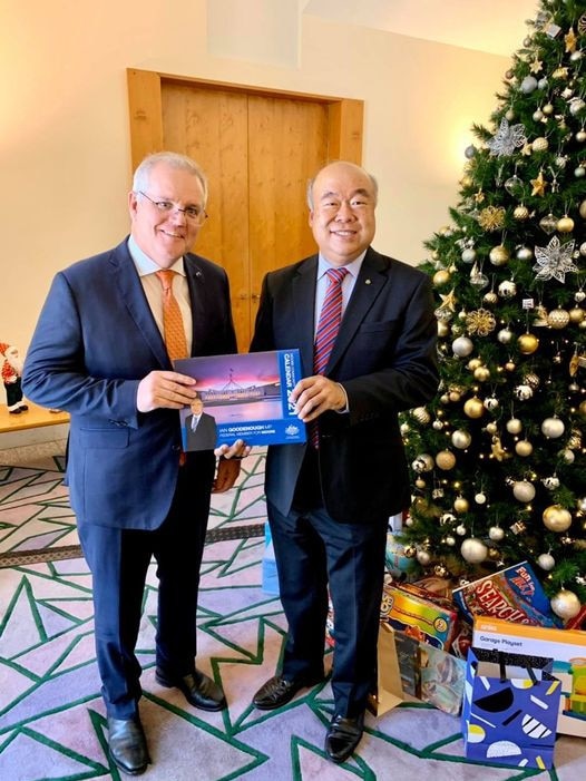 Liberal MP Ian Goodenough with Prime Minister Scott Morrison with one of his Moore community calendars in 2020. Photo: Supplied