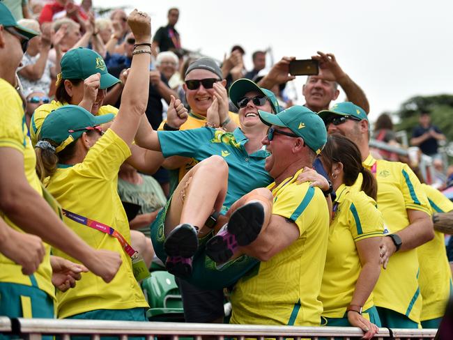 LEAMINGTON SPA, ENGLAND - AUGUST 01: Ellen Ryan of Team Australia celebrates their victory with staff members after the Women's Singles - Gold Medal Match between Guernsey and Australia on day four of the Birmingham 2022 Commonwealth Games at Victoria Park on August 01, 2022 on the Leamington Spa, England. (Photo by Nathan Stirk/2022 Getty Images)