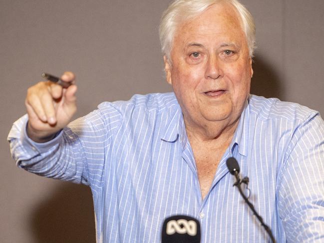 SYDNEY, AUSTRALIA. NewsWire Photos. FEBRUARY 7, 2025. Clive Palmer holds a press conference in Sydney after his company donated $5 million dollars to Foodbank Australia.  Picture: NewsWire / Jeremy Piper