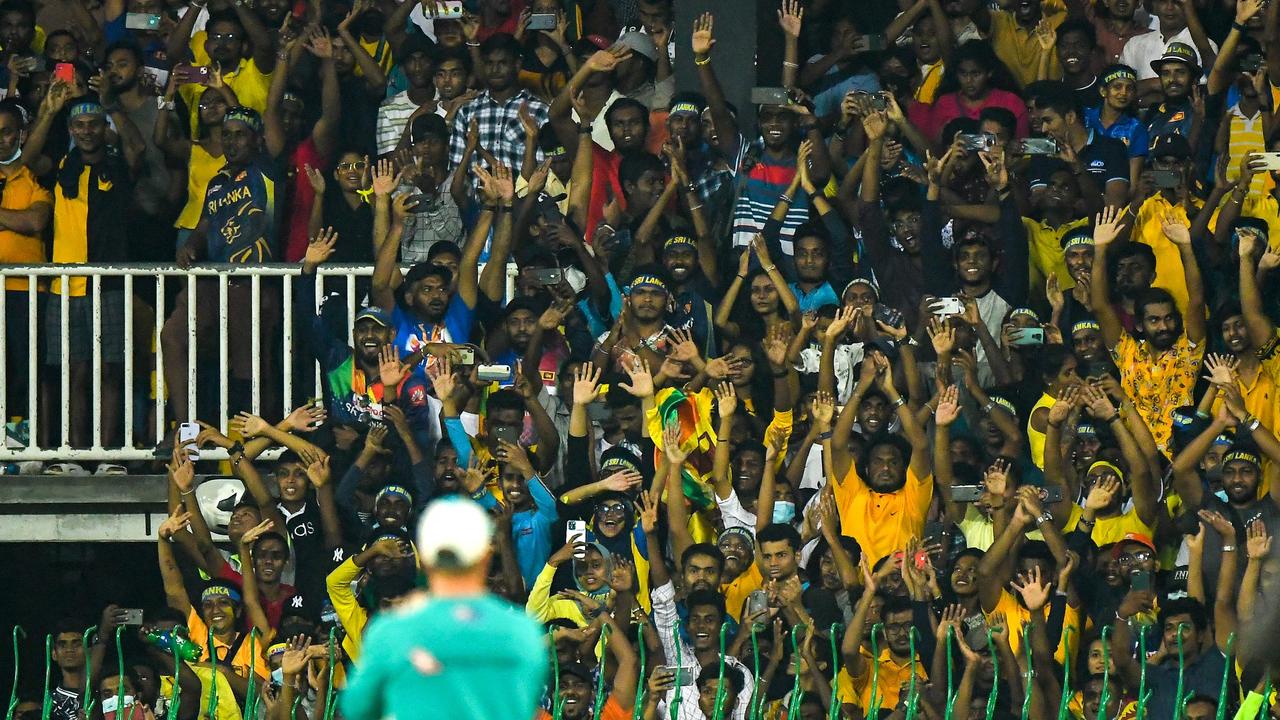 Australia's captain Aaron Finch thanks Sri Lankan cricket fans. Photo by ISHARA S. KODIKARA / AFP.