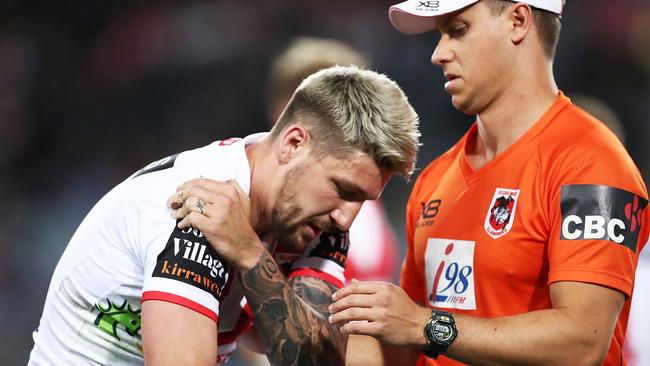 SYDNEY, AUSTRALIA - AUGUST 11: Gareth Widdop of the Dragons holds his injured shoulder as he walks from the field during the round 22 NRL match between the Parramatta Eels and the St George Illawarra Dragons at ANZ Stadium on August 11, 2018 in Sydney, Australia. (Photo by Mark Metcalfe/Getty Images)