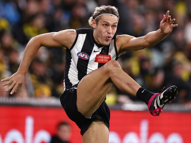 MELBOURNE . 31/03/2023.  AFL Round 3.  Collingwood vs Richmond at the MCG.  Darcy Moore of the Magpies out of defence during the 3rd qtr.   . Pic: Michael Klein