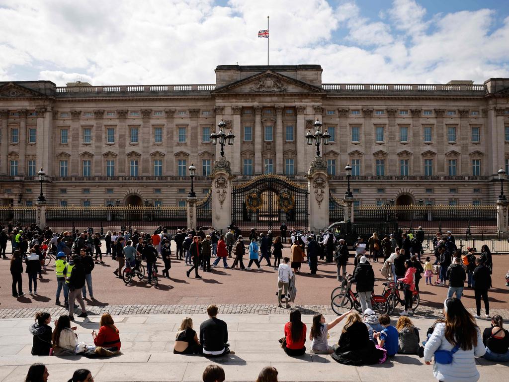 Crowds paid their respects and laid flowers at the Palace, despite COVID restrictions. Picture: Tolga Akmen / AFP