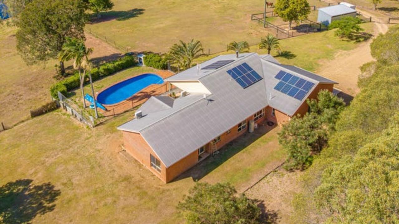 A mere seven minute walk up the road from Larkin Park is another million dollar house with a 3.18ha property designed for those with a love of equestrian, and includes a fully fenced horse paddock and stables.