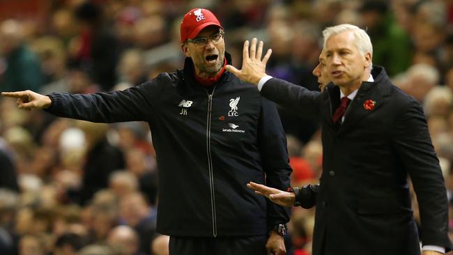 Jurgen Klopp, Manager of Liverpool (L) argues with Alan Pardew.