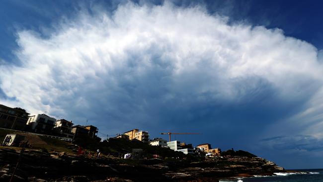 Weather photo from McKenzie's Bay near Tamarama. Temperatures soar as a large cloud moves in from the northwest.