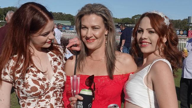 Rubi Ross, Heidi Ross and Lahne Hurley at the 2023 Coffs Harbour Cup. Picture: Chris Knight