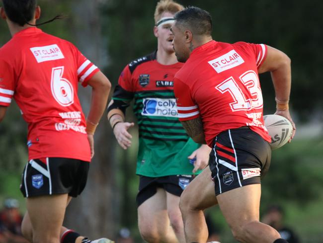 Tinirau Arona looks for a runner. Picture Warren Gannon Photography