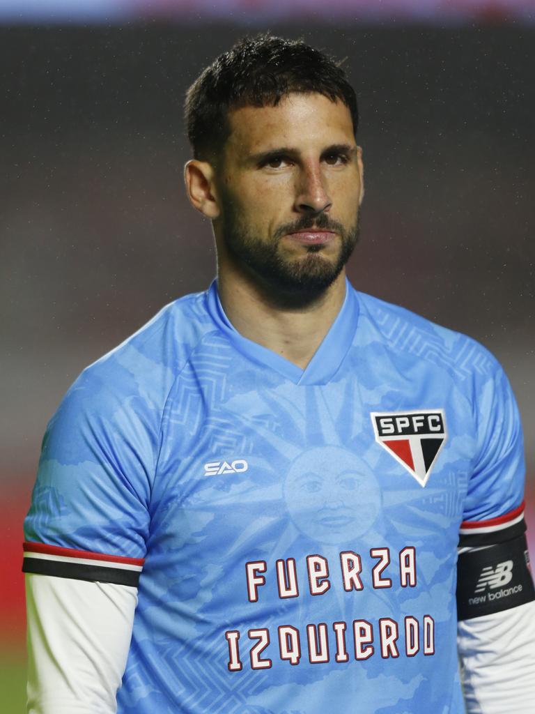 Sao Paulo players wear a jersey supporting Izquierdo. (Photo by Miguel Schincariol/Getty Images)