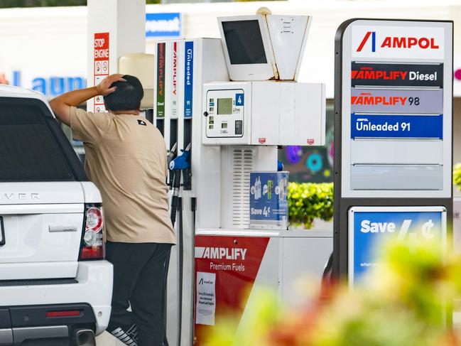 ADELAIDE/ KAURNA YARTA, AUSTRALIA - NewsWire Photos OCTOBER 30, 2023: A man fills his car with fuel at Ampol Felixtow. Picture: NCA NewsWire / Morgan Sette