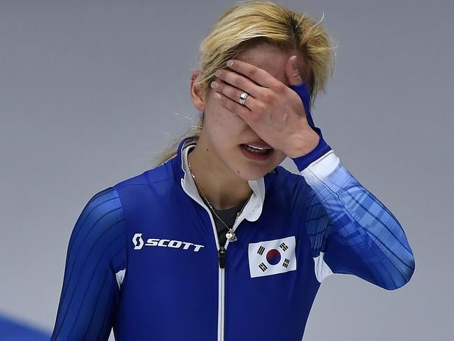 TOPSHOT - South Korea's Kim Bo-Reum celebrates after coming second in the women's mass start final speed skating event during the Pyeongchang 2018 Winter Olympic Games at the Gangneung Oval in Gangneung on February 24, 2018. / AFP PHOTO / ARIS MESSINIS