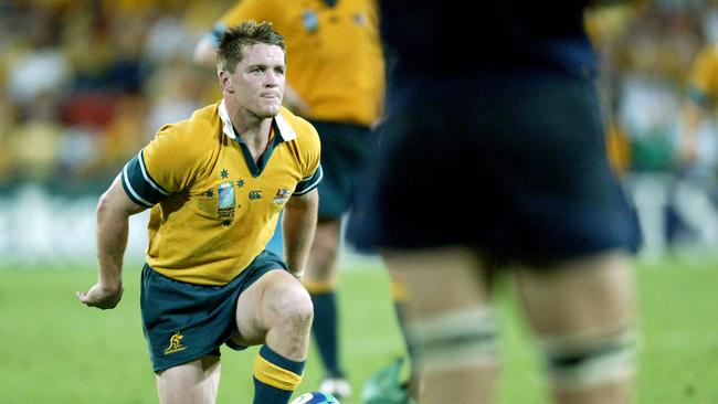 Player Elton Flatley lining up kick. Rugby union - Australia Wallabies vs Scotland World Cup quarter-final match at Suncorp Stadium 08 Nov 2003. a/ct