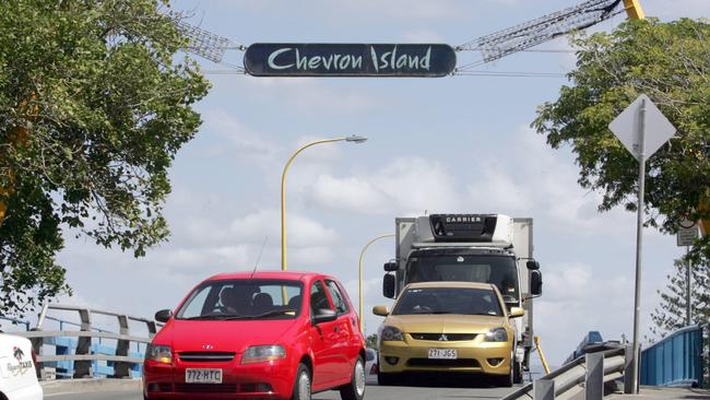 Chevron Island sign on the eastern bridge.