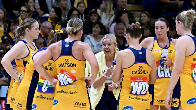 Head Coach Belinda Reynolds of the Lightning speaks to the players. Picture: Bradley Kanaris/Getty Images.