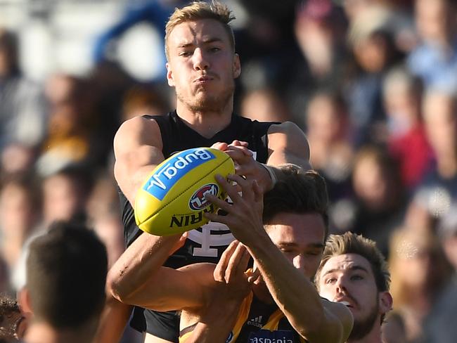 Harry McKay attempts to mark from the back of the pack. Picture: AAP