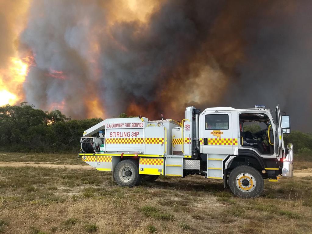 CFS crews tackle the Cherry Gardens bushfire . Picture: Stirling Country Fire Service