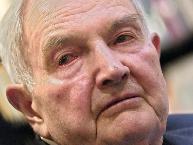 (FILES) This file photo taken on April 11, 2006 shows US David Rockefeller posing in a Paris bookshop during the presentation of his book "Memoires". David Rockefeller, a former head of Chase Manhattan bank and luminary in political and philanthropic circles, died on March 20, 2017 at the age of 101, a spokesman said. / AFP PHOTO / STEPHANE DE SAKUTIN