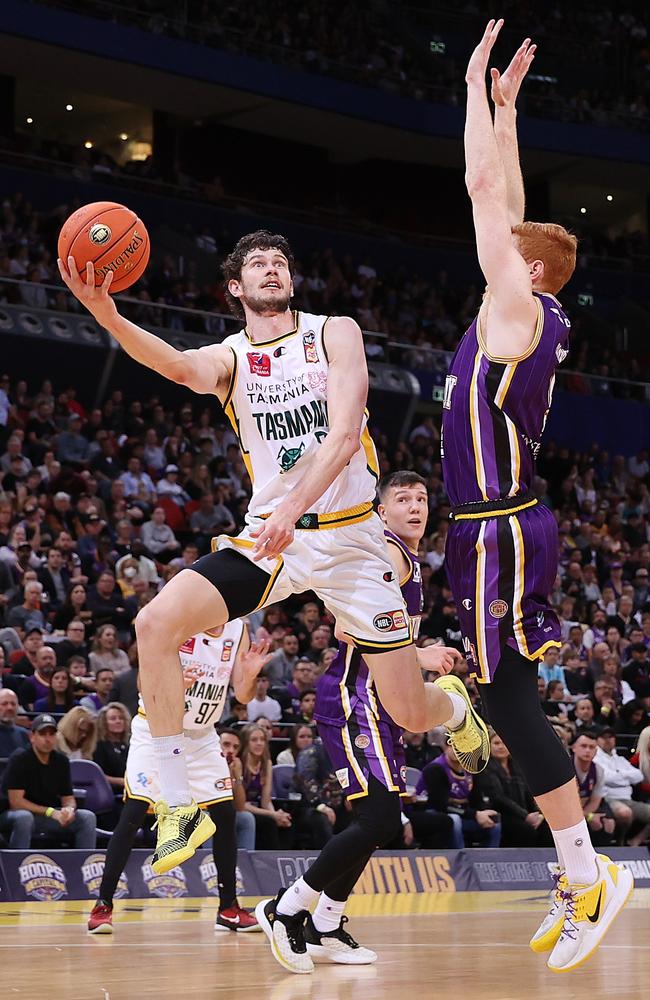 SYDNEY, AUSTRALIA - MAY 11: Clint Steindl of the JackJumpers (L) in action during game three of the NBL Grand Final series between Sydney Kings and Tasmania JackJumpers at Qudos Bank Arena on May 11, 2022 in Sydney, Australia. (Photo by Matt King/Getty Images)