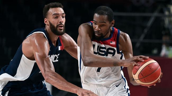 USA's Kevin Wayne Durant (R) dribbles the ball past France's Rudy Gobert.