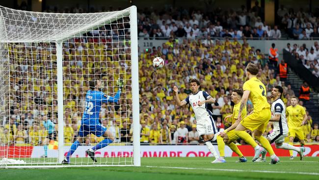 Brennan Johnson of Tottenham Hotspur scores. Photo by Ryan Pierse/Getty Images