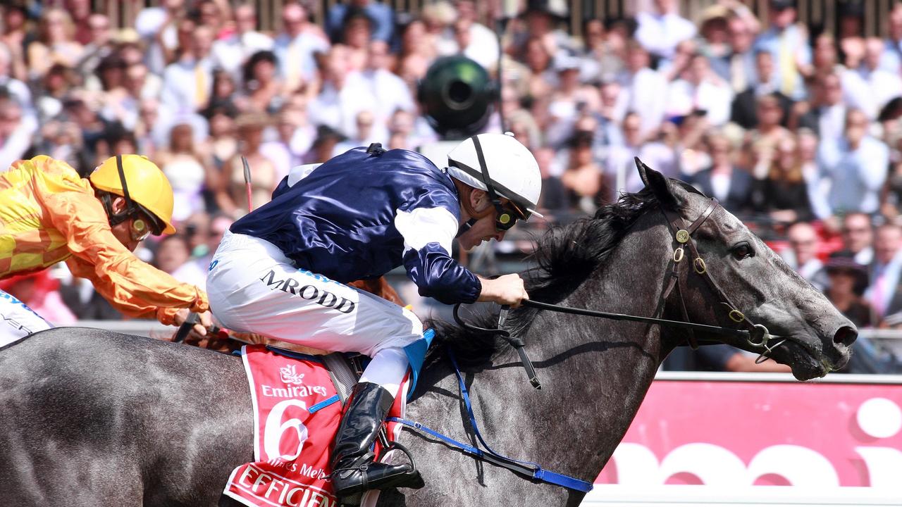 06/11/2007 NEWS: Melbourne Cup, 100m from home - Efficient (Michael Rodd)wins the Melbourne Cup from Purple Moon (Damien Oliver).